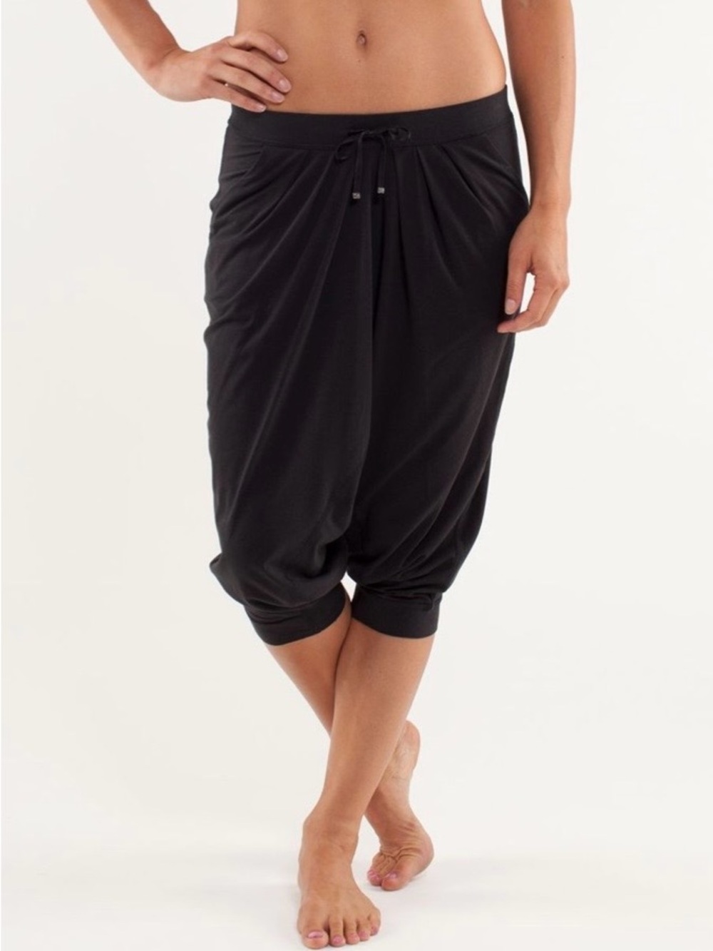 Lululemon Free Mind Crop size 4 black harem style
